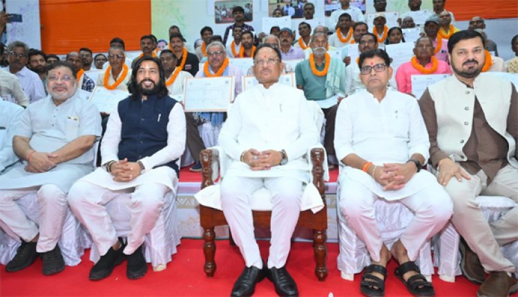 स्वामित्व योजना से ग्रामीणों को मिल रहा अपनी जमीन का मालिकाना अधिकार, वर्षों पुरानी व्यवस्था में आया ऐतिहासिक बदलाव