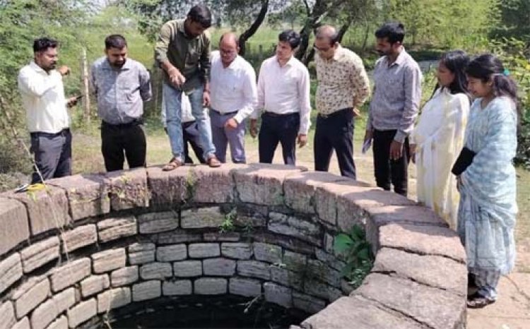 आयुक्त तारन प्रकाश सिन्हा ने बेमेतरा जिले में वीबी-जी राम जी योजना के कार्यों का किया सघन निरीक्षण