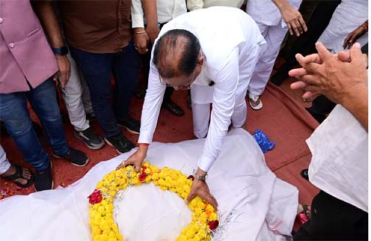 मुख्यमंत्री विष्णुदेव साय ने स्वर्गीय विधायक डोमनलाल कोर्सेवाड़ा को दी अंतिम विदाई